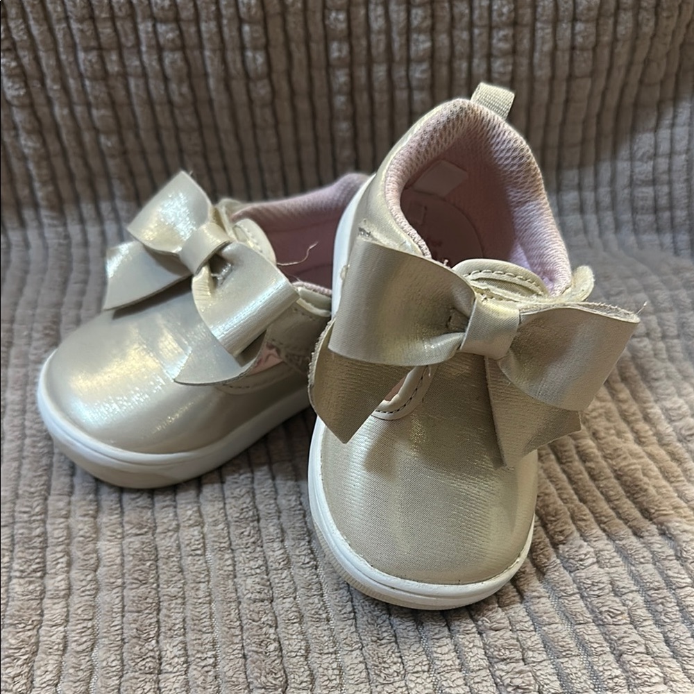 Stride Rite Cream Dress Shoes with Rounded Toe and Rubber Sole